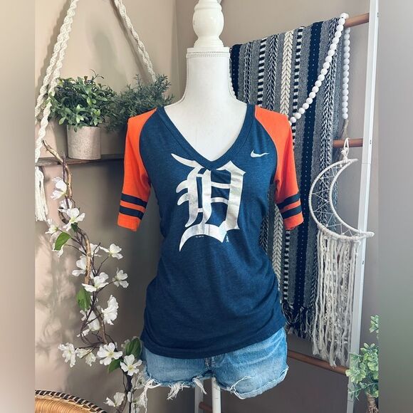 Women’s Nike Detroit Tigers Striped Sleeve Metallic Logo Baseball Tee - Picture 1 of 7